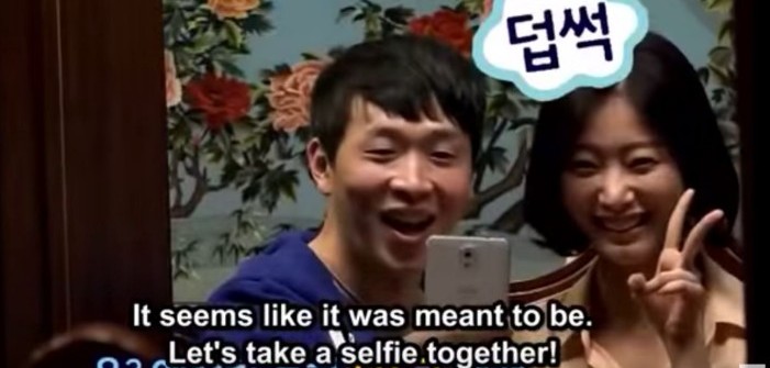 Chico y chica que acuden a un restaurante para singles en Corea y se hacen un selfie