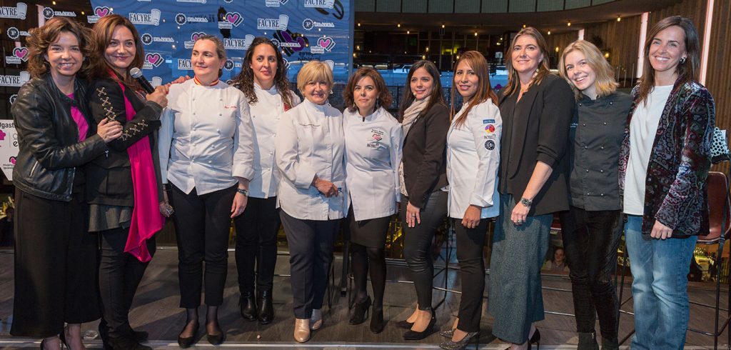 “Gastronomía es femenino”, un nuevo evento en el que, con motivo del Día Internacional de la Mujer, se propusieron reconocer la labor de todas aquellas mujeres que enaltecen la gastronomía española. Durante el mismo contaron con la presencia de la Vicepresidenta del Gobierno, Soraya Sáenz de Santamaría, que destacó el trabajo y dedicación de todas aquellas cocineras que compatibilizan vida personal y profesional.