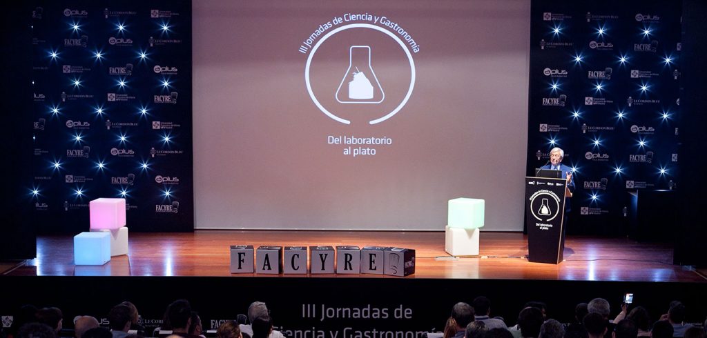  Jornadas de Ciencia y Gastronomía en las que se asociaron en esta ocasión con la Universidad Francisco de Vitoria y su escuela de alta cocina Le CordonBleu Madrid y a las que asistieron diversos chefs, especialistas en biología marina, biofísica molecular, biotecnología, nutrición, microbiología y otras disciplinas, además de representantes de importantes marcas del sector y alumnos de diferentes escuelas de hostelería.
