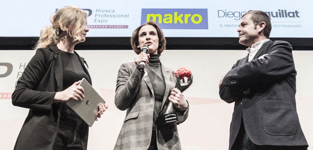 La apuesta por lo digital por parte de Starbucks en España empieza con el auge de las redes sociales, punto de contacto que la marca entendió desde el principio como una oportunidad fantástica para reforzar algo sagrado para ella: su conexión con el cliente. Poco después, la marca empezó a explotar gradualmente otros touch points como el wifi o la APP Club Vips.