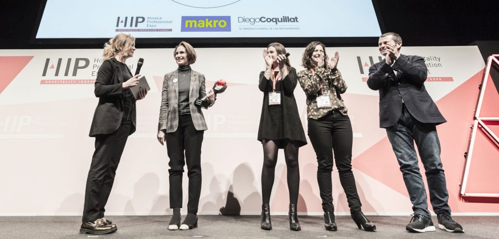 Starbucks España tiene en Facebook casi un millón de seguidores, más de 110.000 followers en Instagram. Además de dar a conocer sus diferentes productos en las redes sociales, dedican mucho esfuerzo para fomentar el engagement de sus followers mediante varias tácticas como por ejemplo el desarrollo de concursos como el de #StarbucksMadeByMe en el que se puede participar subiendo fotos de momentos en los que se disfruta tomando café.