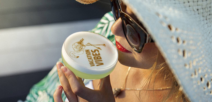 La espuma de las bebidas se transforma en un lienzo personalizado gracias a la robótica