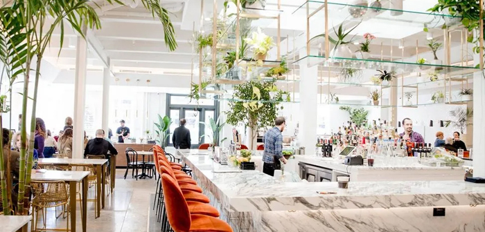 El food hall es un punto de encuentro para restaurantes de todo tipo, con preferencias por aquellos que se alejan de la comida rápida. Perfecto para los que tienen un carácter más artesanal, diferenciado. En resumidas cuentas, es una suerte de centro comercial especializado en la restauración.