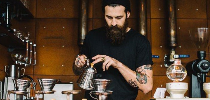 Hay que asegurarse de que los baristas pueden descansar y recuperarse. En una cafetería de éxito no es raro servir 200 o 300 cafés al día, por lo que el barista tirará de la palanca una cantidad similar de veces.