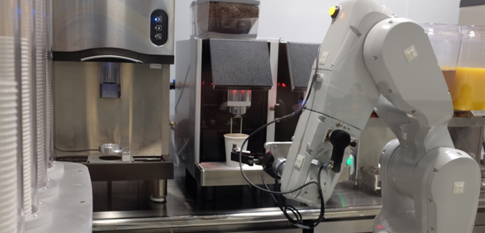 Hasta aquí todo normal. Pero desde febrero de 2019, la cafetería Bbox ha pasado a formar parte de un reducido grupo de establecimientos de restauración: el de los locales equipados con robótica de cocina.