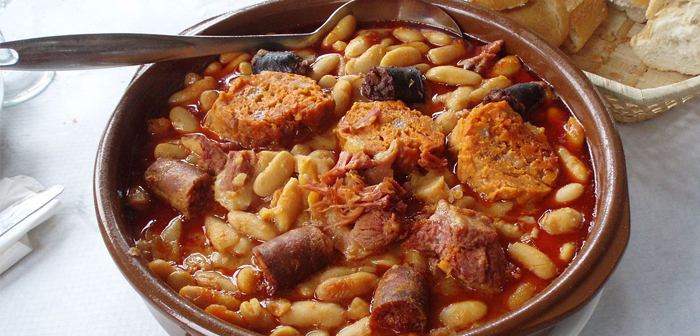 Y si los platos de cuchara y los guisos con productos del campo no son suficientes para entrar en calor, también en esta época llegan al mercado los vinos de nueva vendimia. Un banquete copioso y abundante bebida son perfectos combativos contra el frío.