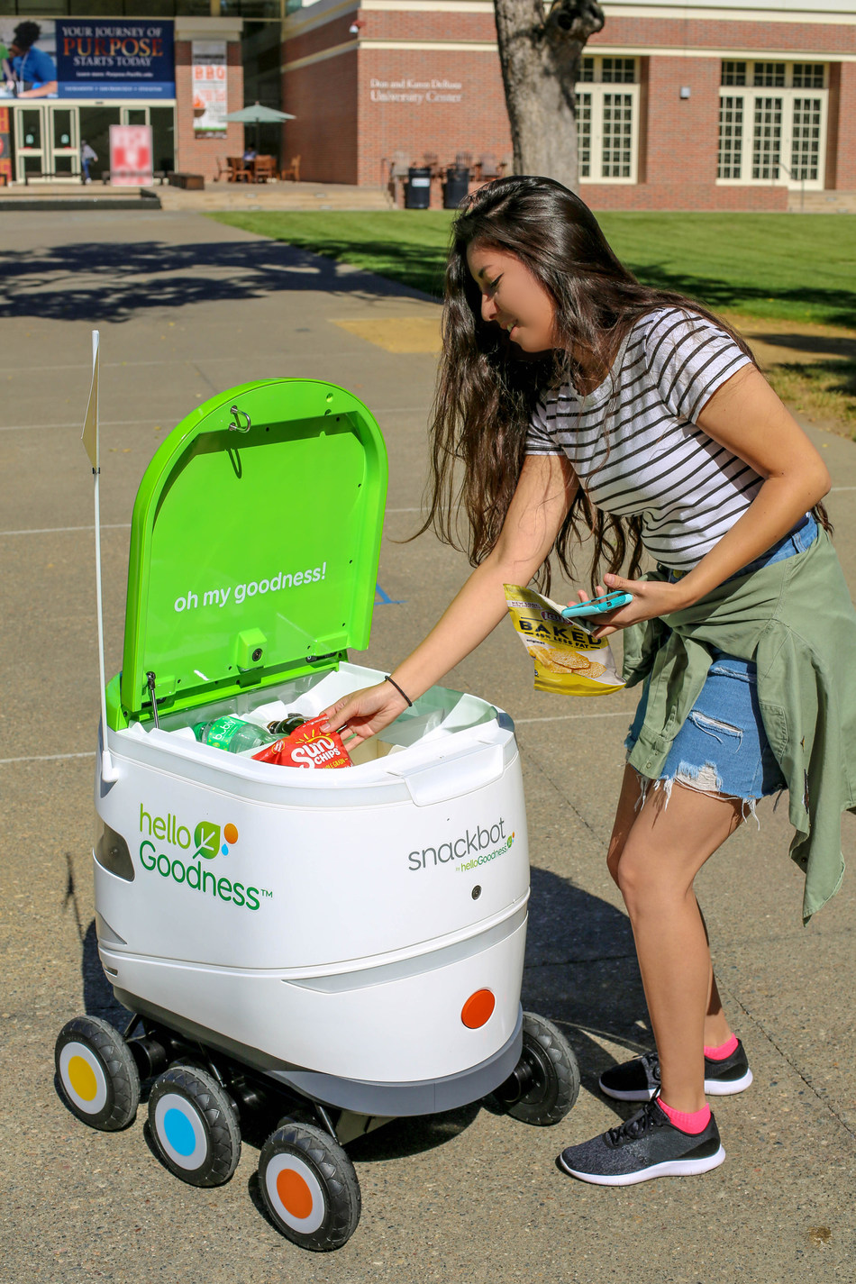 Tecnológicamente, el Snackbot también es superior. Viene equipado con nuevos sensores que mejoran su capacidad para trazar recorridos y evitar obstáculos, tanto humanos como inertes
