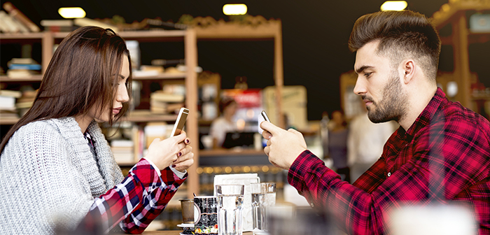¿El teléfono móvil va del lado del cuchillo o del tenedor?