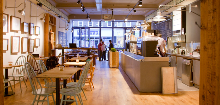 Este es el caso de Tesco, que ha realizado varios movimientos estratégicos para tener más participación en el mercado de los alimentos. Lo ha logrado comprando cafeterías como Harris + Hoole.