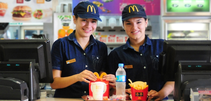 Es bien sabido que los jóvenes estudiantes en busca de su primer trabajo son una de las principales fuentes de contratación en este segmento de la industria de la restauración. Sin embargo en los últimos años la demanda de esta clase de puestos se ha reducido sustancialmente.