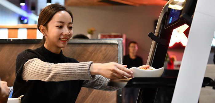 Los robots de X Future Restaurant cocinan, sirven y además entretienen a los niños