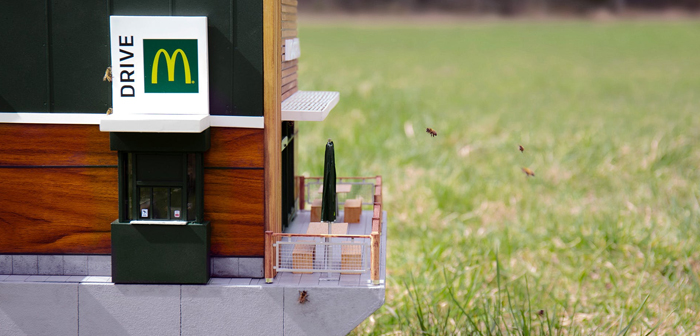 Si no fuera por las hamburguesas publicitadas, el nombre de la marca mostrado con letras en relieve blancas, y el drive-thru señalizado con los famosos dobles arcos amarillos, no habría forma de adivinar que el McHive es una apuesta de McDonald’s por un mundo más sostenible.