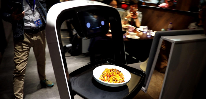 Cuando el plato está listo para servir llega el turno de la flota de robots de camarería, que usan un mapeado virtual del establecimiento conocido por las siglas SLAM para llegar hasta la mesa correcta.