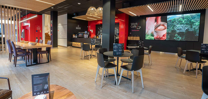 Pues uno de los mejores ejemplos que conjuga estos aspectos son los Santander Work Café, lugares que combina un concepto de trabajo con un servicio basado en la hospitalidad a través de un espacio de coworking y una cafetería, que rompen con la visión clásica de la oficina del Banco de Santander o cualquier otro entidad.