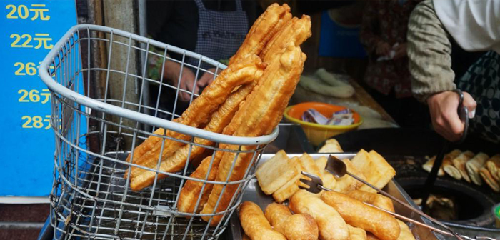 Desde China, con los denominados “youtiau” que significa demonio frito en aceite. Esta receta sería posteriormente modificada por los portugueses, quienes aportarían el azúcar y la clásica forma estrellada. 