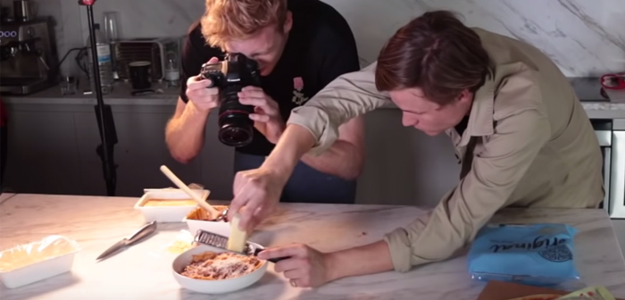 Así nació el The Italian Stallion, fundado en la casa del youtuber y en el que servían platos tan exquisitos como una bandeja de pasta con gambas picantes recién comprada en la tienda de alimentación más cercana.