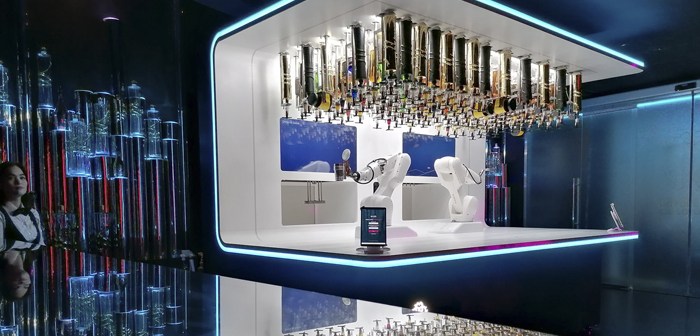 Makr Shakr Srl es una empresa fundada en Torino (Italia) por el arquitecto Carlo Ratti. El germen que permitió que esta idea floreciera parte de uno de los eventos que regularmente coordina la empresa tecnológica por excelencia, Google.