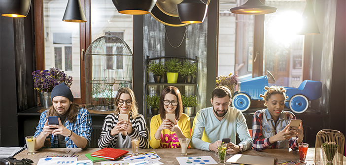 El concepto del restaurante phygital (físico + digital) busca la unión de estas realidades, mezclar lo físico con lo digital, generando experiencias que comienzan, continúan, o terminan entrelazando estos dos mundos, donde la tecnología es el elemento conductor que hace posible la convergencia perfecta entre ambos.