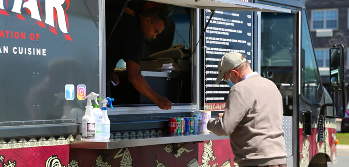 Lejos de tratarse de un caso puntual, muchas otras gastronetas operan en la misma ciudad y en sus cercanías, y parece que todas ellas están experimentando una segunda época dorada de la comida sobre ruedas.