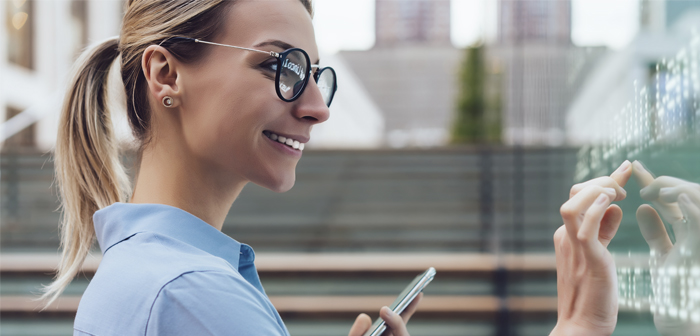 Los nuevos kioscos de autopedido con pantalla táctil proyectada evitan que el cliente tenga que entrar en el restaurante