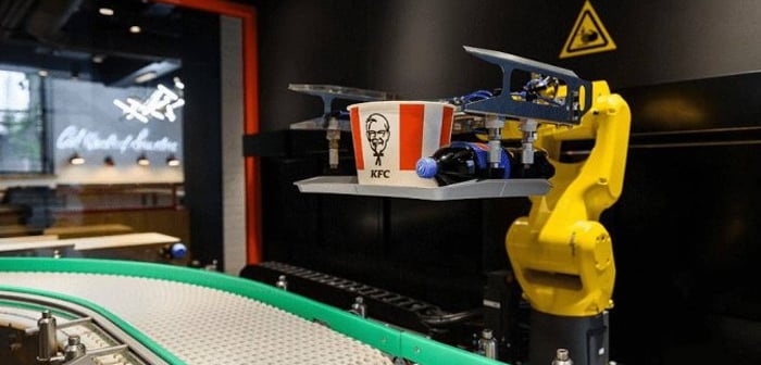 Los transeúntes de las calles de Moscú pueden visitar ahora su restaurante de comida rápida favorita y ser atendidos por alguno de los robots que se han instalado allí.