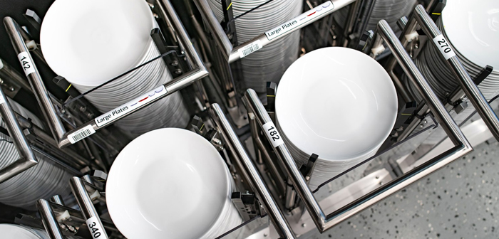 Ofrece un servicio de recogida en establecimiento de la vajilla, y cuenta en sus instalaciones con suficientes lavavajillas como para limpiar 10 000 piezas al día.