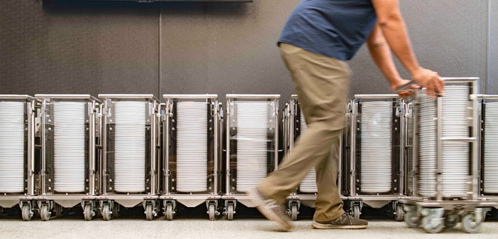 Lo realmente interesante de este modelo aparecido en el mercado últimamente es su capacidad para gestionar la recogida, introducción y lavado de los platos, cubiertos y demás ajuar del restaurante.