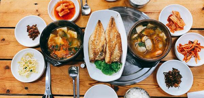 En Glovo se han preocupado de que organizar una cena de empresa virtual sea sumamente sencillo. Solo hay que escoger un formato de menú de acuerdo al presupuesto disponible.