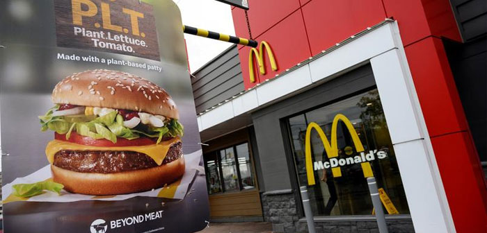 "Basándonos en lo que hemos aprendido y en la respuesta alentadora, estamos emocionados de presentar provisionalmente la McPlant; una deliciosa hamburguesa con filete de origen vegetal para McDonald’s, por McDonald’s"