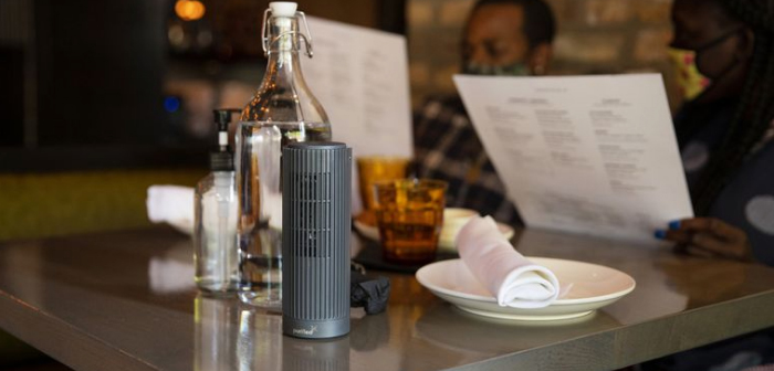 Se puede colocar un filtro HEPA portátil en cada mesa, ya que los pequeños aparatos no desentonan con la estética general de los establecimientos y usan tecnología hospitalaria asequible capaz de retener partículas y patógenos de apenas unos micrones sin dificultad.