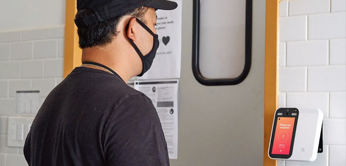 Quienes llegan al restaurante solo tienen que encuadrar su cara en la pantalla, y el dispositivo se encarga de dar el visto bueno a su visita o advertir de que un posible contagio por SARS-CoV-2.