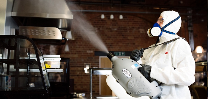 El personal de limpieza emplea nebulizadores de mano para rociar con una gentil niebla todas aquellas superficies susceptibles de ser tocadas por los visitantes (pomos, sillas, mesas, etcétera).