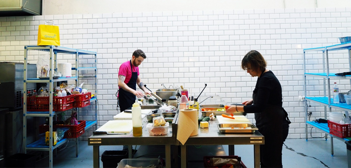 Cook Room es nuestra iniciativa de delivery-only kitchens. Se trata de un espacio equipado con cocinas a medida que Glovo ofrece a sus Partners para que puedan solventar dos grandes problemas de los restaurantes