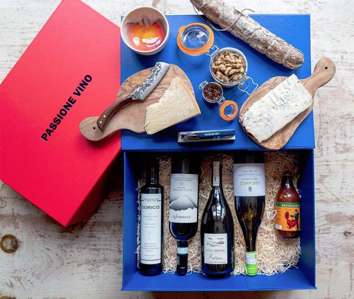 Passione Vino trae «Vino sobre ruedas», un programa en el que las botellas de vino elegidas por los clientes se les acercan en Vespa al más puro estilo italiano.