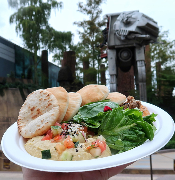 Los platos, diseñados especialmente para estar en consonancia con el universo Disney, cuentan con recetas tan interesantes como el humus de dos soles de Tatooine, inspirando en el desértico planeta de la saga Star Wars.