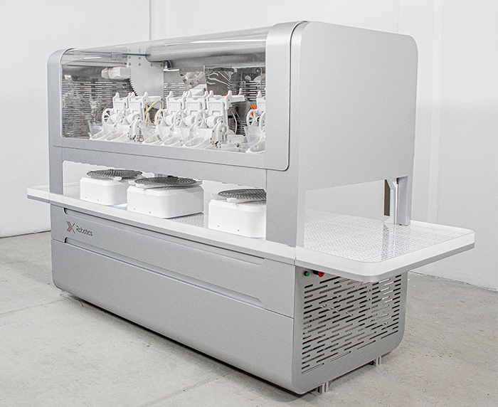 El xPizza One operativo en Dodo Pizza cocinó 472 pizzas en 30 días, ahorrando 32 horas de trabajo manual y alcanzando una productividad máxima de 100 pizzas por hora durante los picos de demanda de los fines de semana.