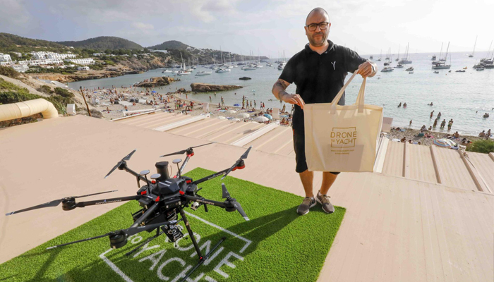 El servicio se ha denominado Drone to Yatch y está disponible tanto para los visitantes extranjeros (ofrecen atención en varios idiomas) como a los nacionales. Se trata de una prueba de campo para evaluar la viabilidad del negocio de cara a escalarlo y exportarlo a otros puntos calientes turísticos del planeta.
