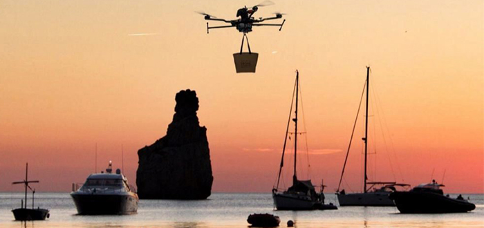 El modelo eléctrico en uso es veloz y silencioso. Además, su autonomía le permite hacer vuelos de hasta dos kilómetros, por lo que puede llevar la comida del Can Yucas a los barcos que se han alejado más.