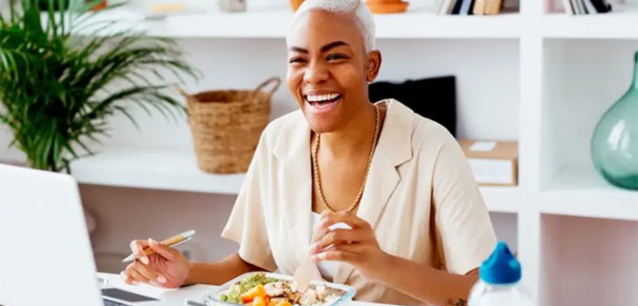 Uber Eats propone: deleita a los clientes, dales un capricho a los empleados que trabajan a distancia y motiva a los que están en la oficina con entregas de comida.