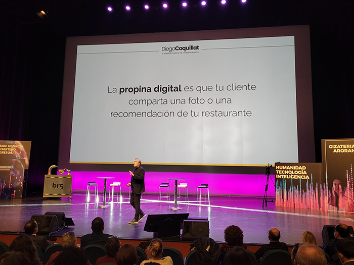 “Comer se ha convertido en unos de los grandes productos digitales y que el gran reto al que se enfrenta el sector de la hostelería en los próximos años, es gestionar el equilibrio entre lo digital y lo presencial con el objetivo de conseguir un desarrollo sostenible del sector y partiendo de la premisa de que el avance digital siempre parte de la excelencia de las personas”.
