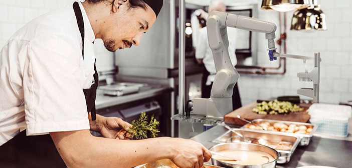 Flippy, el robot que cocina hamburguesas, consigue su primer trabajo en un restaurante.