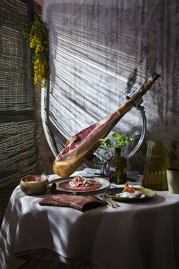 Así surge el proyecto internacional “Jamones Ibéricos de España, Embajadores de Europa en el Mundo”. Una campaña emocional que impulsa ASICI, con el apoyo de la Unión Europea, con la que se persigue estimular al mundo entero para que despierte su Sentido Ibérico y se deleite con el sabor inconfundible de este producto gourmet único en el mundo. 