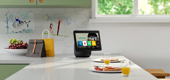 Todos los controles se manejan por voz, como es habitual con Alexa. De esta forma, mientras el usuario consulta con Alexa las opciones disponibles en restaurantes, puede colocar su pedido a través del ordenador o del móvil.