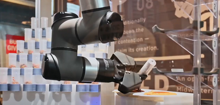 Smart Cookie es una vitrina que contiene un brazo robótico articulado. Dispone de bandejas con todo tipo de ingredientes, necesarios para preparar las 160 variedades de galletas soportadas.