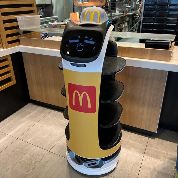 Los más utilizados han sido los BellaBot, que gracias a sus pantallas LED con animaciones son más entrañables. La expresividad del gato caricaturesco que aparece en el display superior de BellaBot se ha ganado el cariño de los comensales.