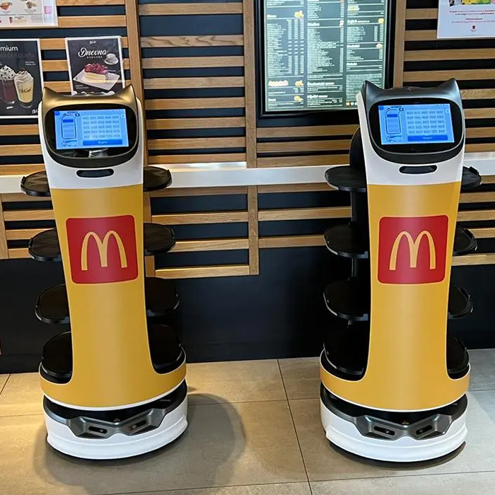 Los modelos empleados para estas experiencias piloto son los KettyBot y BellaBot, plataformas automáticas que llevan los pedidos desde la cocina hasta las mesas donde se encuentran los comensales esperando.