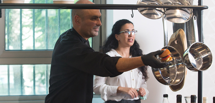 SavorEat es una empresa israelí fundada en 2018. Afincada en el parque científico de Rehovot, es una de muchas start-ups que desarrollan sustitutos cárnicos de origen vegetal y carne de laboratorio en Israel.