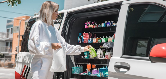 A través de la app móvil de Robomart o su versión para escritorio. El consumidor solo tiene que acceder a ella y buscar el servicio. Pronto aparecerá en pantalla para que pueda elegir los ítems que desea adquirir.