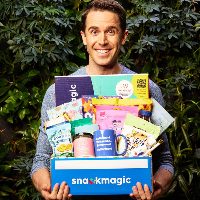 Los servicios de SnackMagic se complementan con todo tipo de detalles, desde la posibilidad de establecer una página de aterrizaje privada para que los empleados pidan su bolsa o caja hasta paquetería personalizada y mercancías con logos empresariales, como bolígrafos, tazas y camisetas.