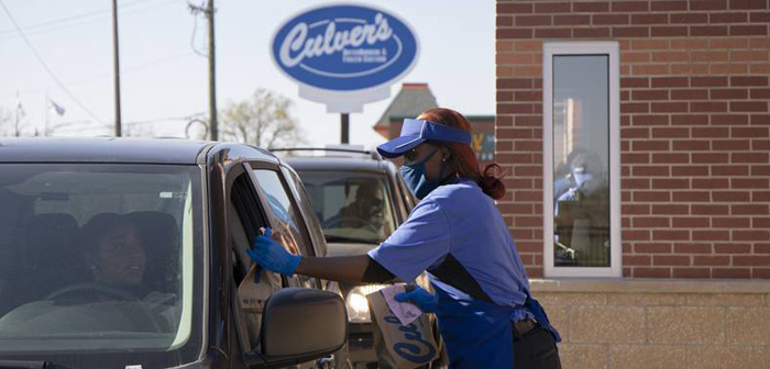 Culver’s ha añadido drive-thrus de dos carriles, pero no es lo único que están haciendo para asegurarse su éxito. En algunos de sus restaurantes están explorando que el personal de camarería tome el pedido directamente a los conductores.